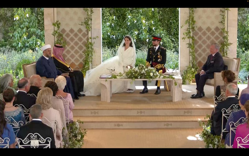JORDAN-ROYALS/WEDDING Jordan's Crown Prince Hussein and Rajwa Al Saif cut the cake on the day of their royal wedding, in Amman, Jordan, June 1, 2023. Royal Hashemite Court (RHC)/Handout via REUTERS ATTENTION EDITORS - THIS IMAGE WAS PROVIDED BY A THIRD PARTY.