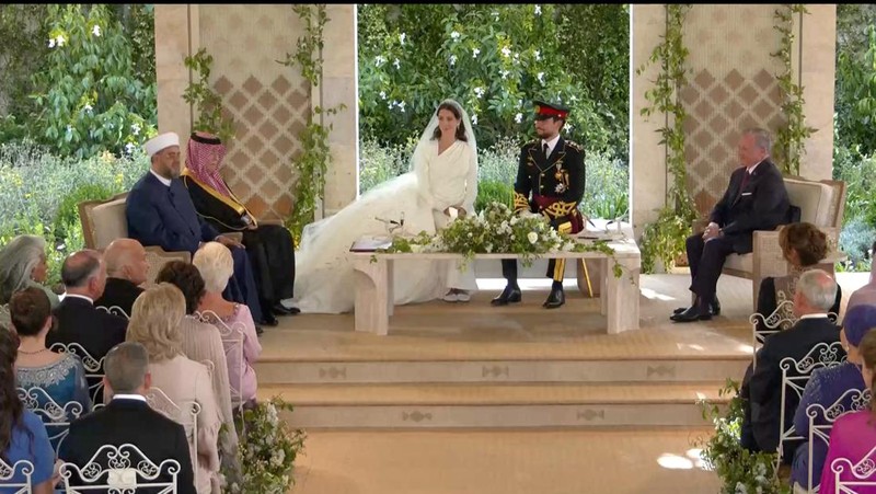 Jordan's Crown Prince Hussein and Rajwa Al Saif cut the cake on the day of their royal wedding, in Amman, Jordan, June 1, 2023. Royal Hashemite Court (RHC)/Handout via REUTERS ATTENTION EDITORS - THIS IMAGE WAS PROVIDED BY A THIRD PARTY.