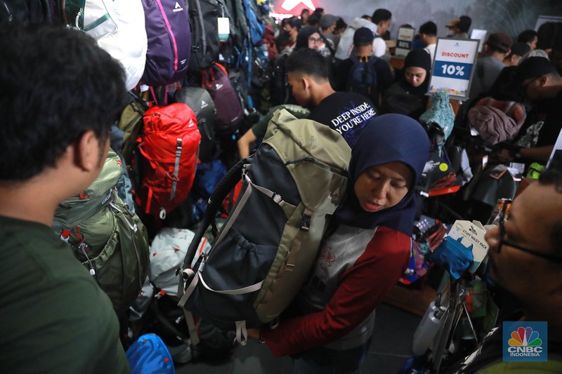 Pengunjung memadati area pameran produk kegiatan luar ruang Indonesia Outdoor Festival (Indofest) 2023 di Kawasan Istora Senayan, Jakarta, Jumat (2/6/2023).