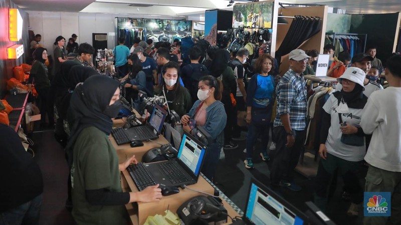 Pengunjung memadati area pameran produk kegiatan luar ruang Indonesia Outdoor Festival (Indofest) 2023 di Kawasan Istora Senayan, Jakarta, Jumat (2/6/2023).