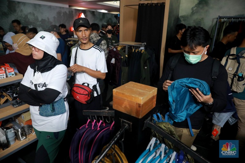 Pengunjung memadati area pameran produk kegiatan luar ruang Indonesia Outdoor Festival (Indofest) 2023 di Kawasan Istora Senayan, Jakarta, Jumat (2/6/2023).