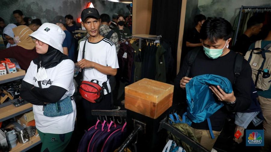 Pengunjung memadati area pameran produk kegiatan luar ruang Indonesia Outdoor Festival (Indofest) 2023 di Kawasan Istora Senayan, Jakarta, Jumat (2/6/2023).