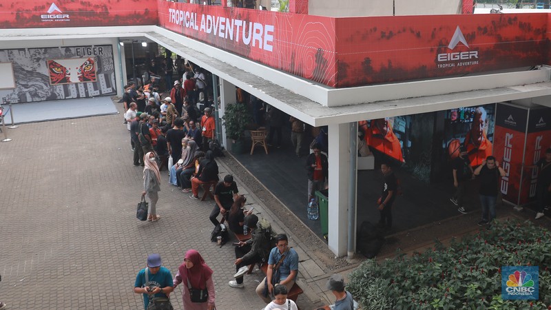 Pengunjung memadati area pameran produk kegiatan luar ruang Indonesia Outdoor Festival (Indofest) 2023 di Kawasan Istora Senayan, Jakarta, Jumat (2/6/2023).