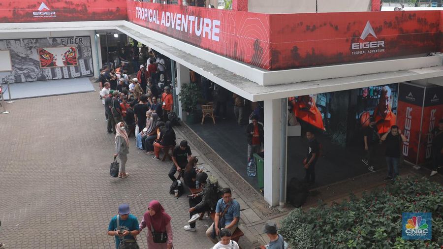 Pengunjung memadati area pameran produk kegiatan luar ruang Indonesia Outdoor Festival (Indofest) 2023 di Kawasan Istora Senayan, Jakarta, Jumat (2/6/2023).