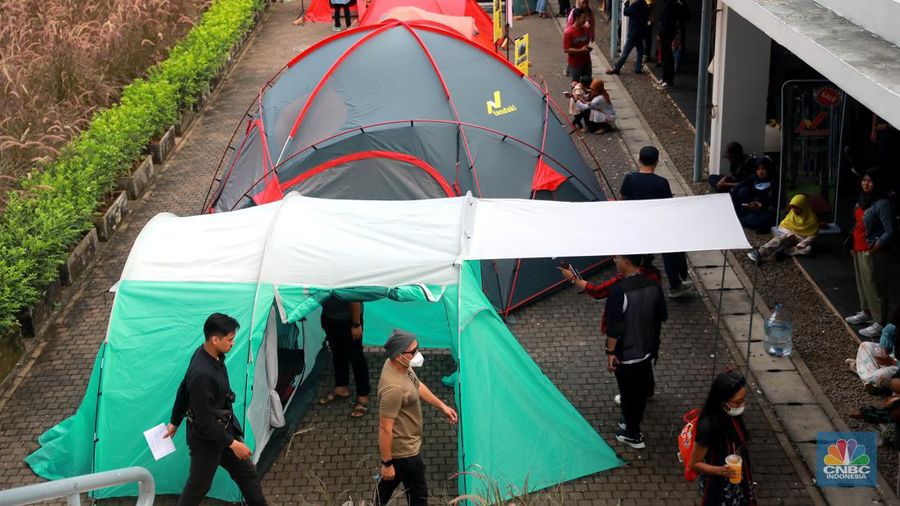 Pengunjung memadati area pameran produk kegiatan luar ruang Indonesia Outdoor Festival (Indofest) 2023 di Kawasan Istora Senayan, Jakarta, Jumat (2/6/2023). Pengunjung memadati area pameran produk kegiatan luar ruang Indonesia Outdoor Festival (Indofest) 2023 di Kawasan Istora Senayan, Jakarta, Jumat (2/6/2023). (CNBC Indonesia/Muhammad Sabki)