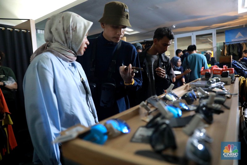 Pengunjung memadati area pameran produk kegiatan luar ruang Indonesia Outdoor Festival (Indofest) 2023 di Kawasan Istora Senayan, Jakarta, Jumat (2/6/2023).