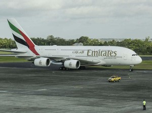 Emirates Larang Penumpang Pakai Power Bank di Pesawat!