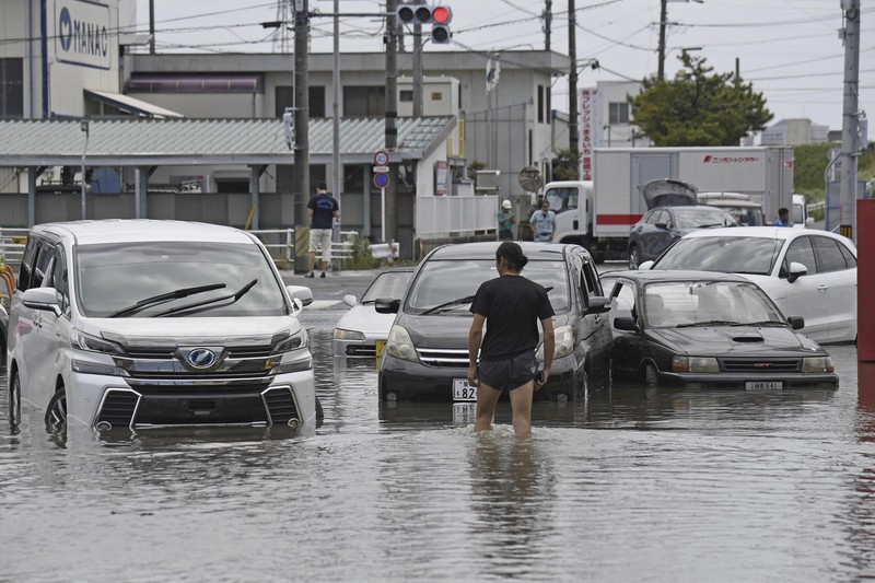 Banjir akibat hujan deras yang disebabkan Badai Tropis Mawar di Toyokawa, prefektur Aichi, Jepang tengah Sabtu (3/6/2023) waktu setempat. Banjir akibat hujan deras yang disebabkan Badai Tropis Mawar di Toyokawa, prefektur Aichi, Jepang tengah Sabtu (3/6/2023) waktu setempat. (Kyodo News via AP)