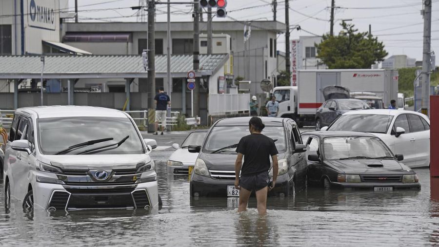 Banjir akibat hujan deras yang disebabkan Badai Tropis Mawar di Toyokawa, prefektur Aichi, Jepang tengah Sabtu (3/6/2023) waktu setempat. (Kyodo News via AP)
