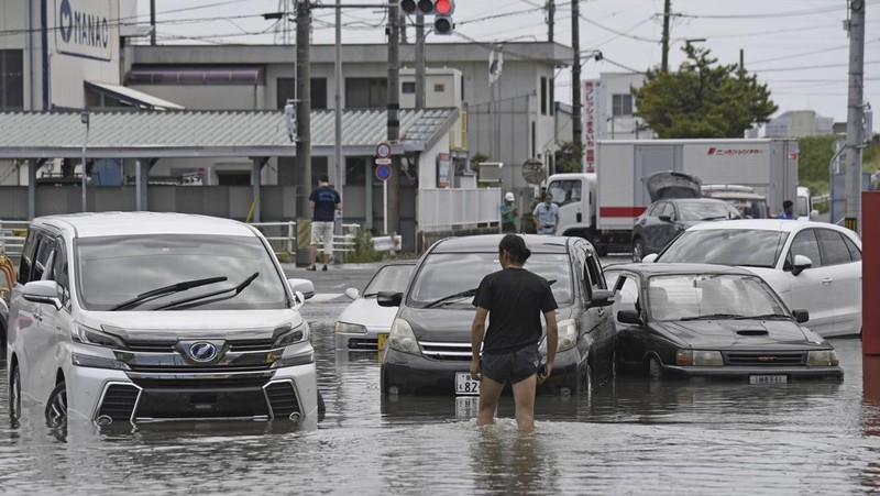Banjir akibat hujan deras yang disebabkan Badai Tropis Mawar di Toyokawa, prefektur Aichi, Jepang tengah Sabtu (3/6/2023) waktu setempat. (Kyodo News via AP)