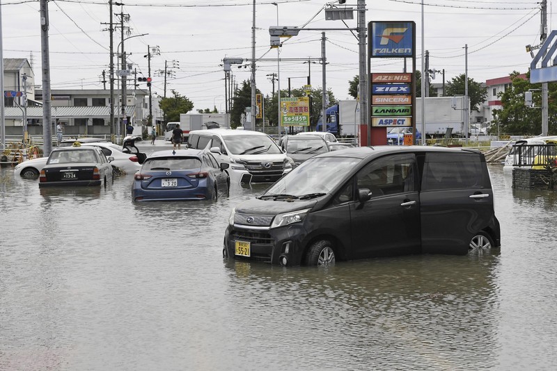 Banjir akibat hujan deras yang disebabkan Badai Tropis Mawar di Toyokawa, prefektur Aichi, Jepang tengah Sabtu (3/6/2023) waktu setempat. Banjir akibat hujan deras yang disebabkan Badai Tropis Mawar di Toyokawa, prefektur Aichi, Jepang tengah Sabtu (3/6/2023) waktu setempat. (Kyodo News via AP)