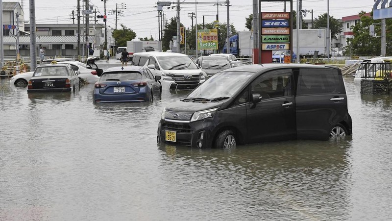 Banjir akibat hujan deras yang disebabkan Badai Tropis Mawar di Toyokawa, prefektur Aichi, Jepang tengah Sabtu (3/6/2023) waktu setempat. (Kyodo News via AP)