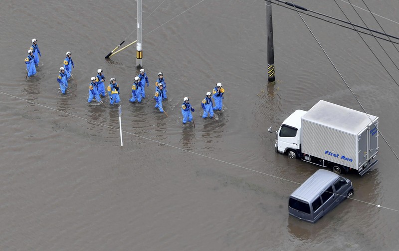 Banjir akibat hujan deras yang disebabkan Badai Tropis Mawar di Toyokawa, prefektur Aichi, Jepang tengah Sabtu (3/6/2023) waktu setempat. Banjir akibat hujan deras yang disebabkan Badai Tropis Mawar di Toyokawa, prefektur Aichi, Jepang tengah Sabtu (3/6/2023) waktu setempat. (Kyodo News via AP)