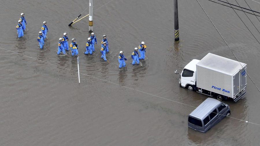 Banjir akibat hujan deras yang disebabkan Badai Tropis Mawar di Toyokawa, prefektur Aichi, Jepang tengah Sabtu (3/6/2023) waktu setempat. (Kyodo News via AP)