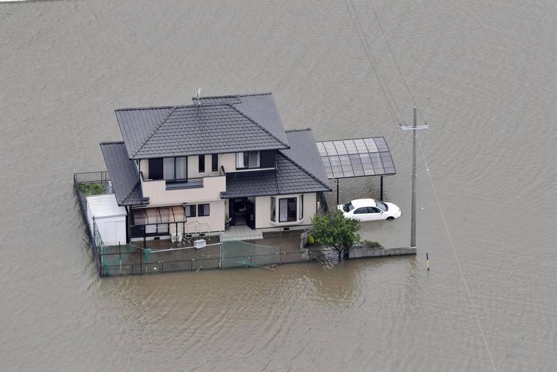Banjir akibat hujan deras yang disebabkan Badai Tropis Mawar di Toyokawa, prefektur Aichi, Jepang tengah Sabtu (3/6/2023) waktu setempat. Banjir akibat hujan deras yang disebabkan Badai Tropis Mawar di Toyokawa, prefektur Aichi, Jepang tengah Sabtu (3/6/2023) waktu setempat. (Kyodo News via AP)