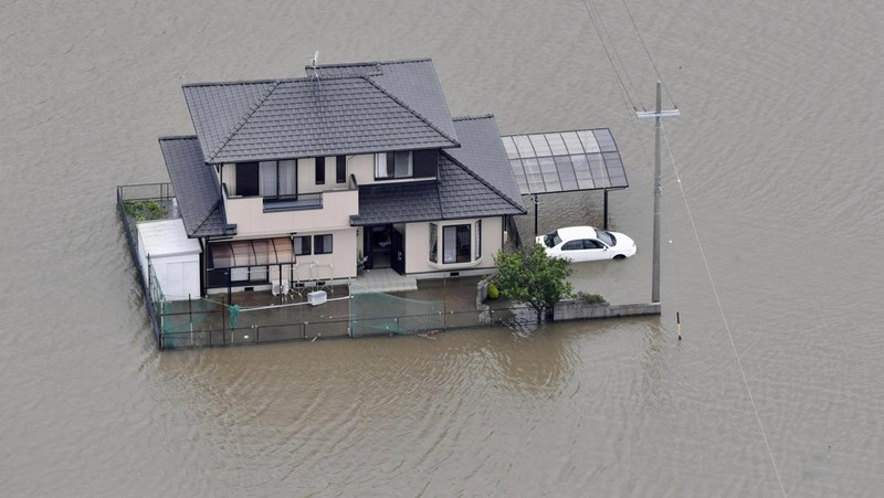 Banjir akibat hujan deras yang disebabkan Badai Tropis Mawar di Toyokawa, prefektur Aichi, Jepang tengah Sabtu (3/6/2023) waktu setempat. (Kyodo News via AP)