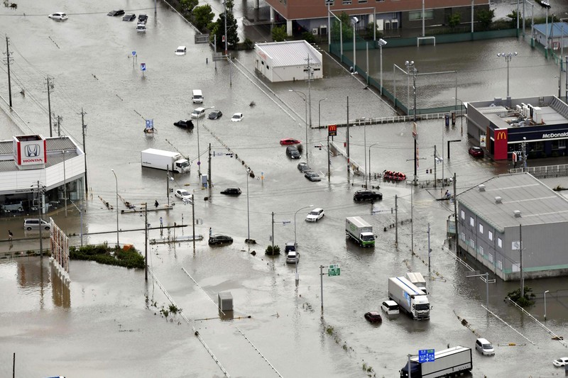 Banjir akibat hujan deras yang disebabkan Badai Tropis Mawar di Toyokawa, prefektur Aichi, Jepang tengah Sabtu (3/6/2023) waktu setempat. Banjir akibat hujan deras yang disebabkan Badai Tropis Mawar di Toyokawa, prefektur Aichi, Jepang tengah Sabtu (3/6/2023) waktu setempat. (Kyodo News via AP)