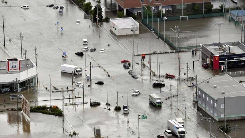 Banjir akibat hujan deras yang disebabkan Badai Tropis Mawar di Toyokawa, prefektur Aichi, Jepang tengah Sabtu (3/6/2023) waktu setempat. (Kyodo News via AP)