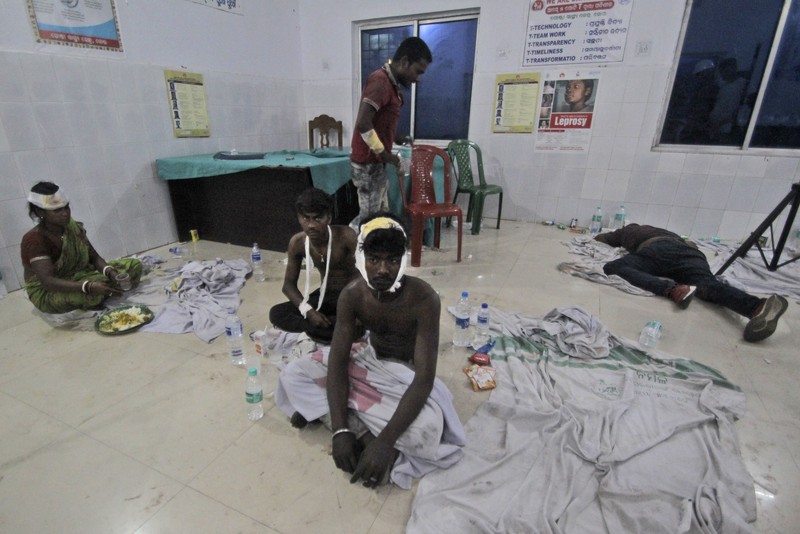 Korban tewas akibat kecelakaan kereta di India. Korban tewas akibat kecelakaan kereta di India. (AP Photo/Rafiq Maqbool)