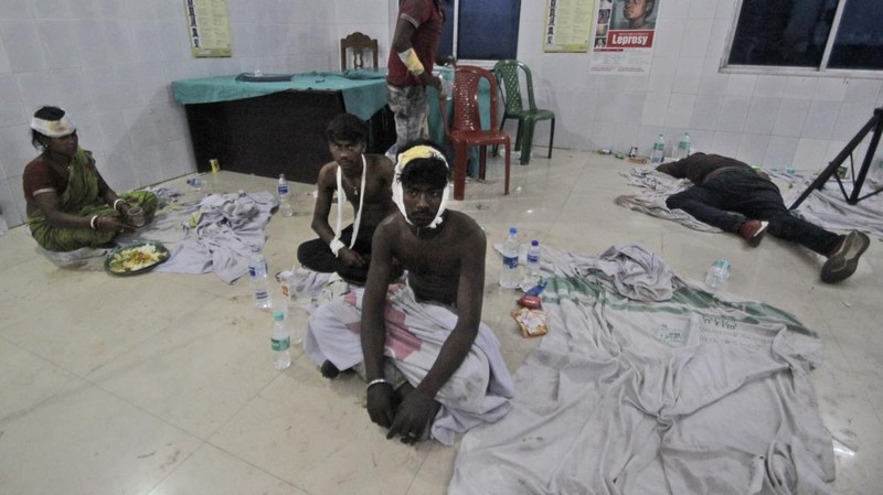 Korban tewas akibat kecelakaan kereta di India. (AP Photo/Rafiq Maqbool)