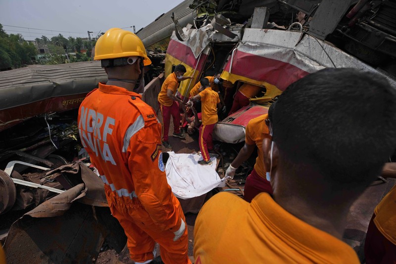 Korban tewas akibat kecelakaan kereta di India. Korban tewas akibat kecelakaan kereta di India. (AP Photo/Rafiq Maqbool)