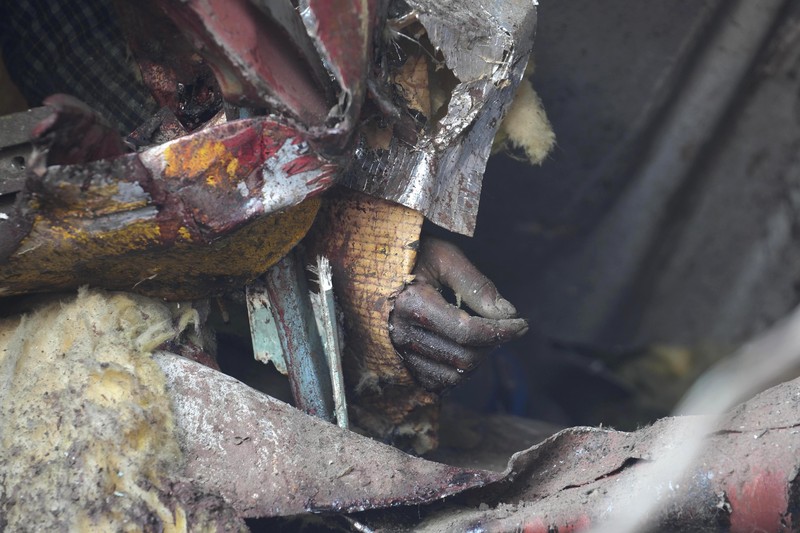 Korban tewas akibat kecelakaan kereta di India. Korban tewas akibat kecelakaan kereta di India. (AP Photo/Rafiq Maqbool)