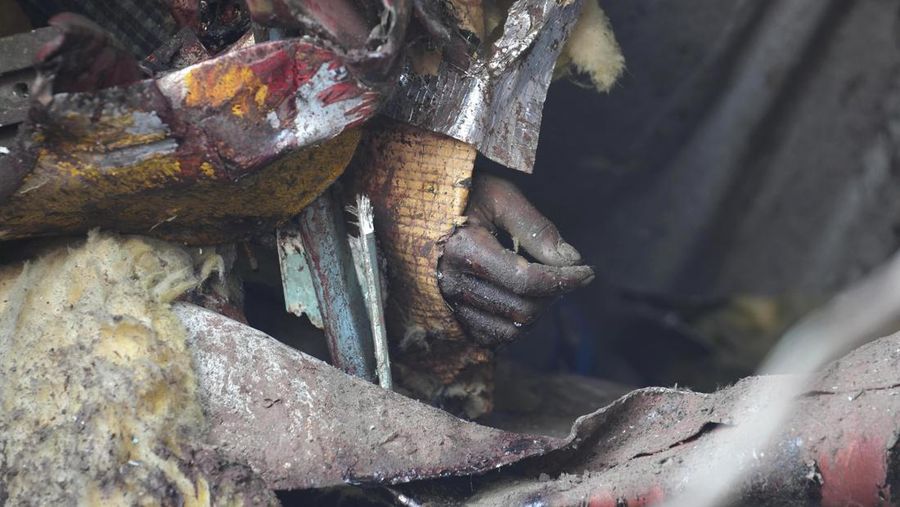 Korban tewas akibat kecelakaan kereta di India. (AP Photo/Rafiq Maqbool)