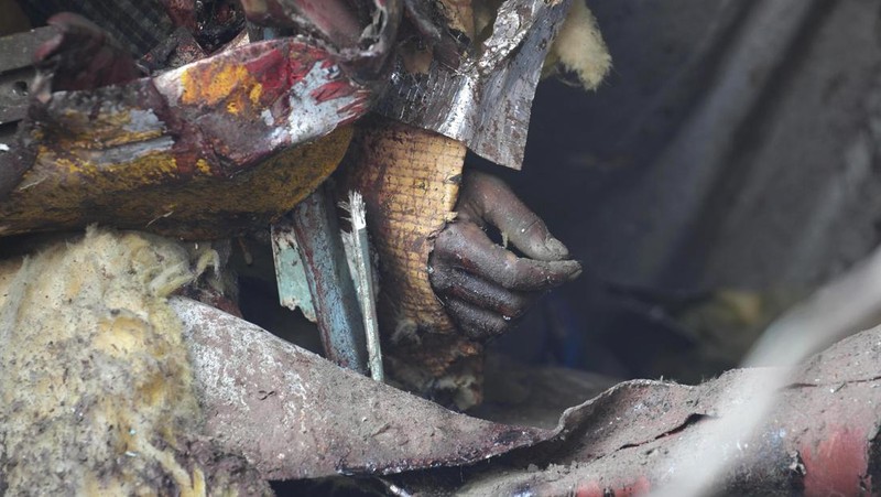 Korban tewas akibat kecelakaan kereta di India. (AP Photo/Rafiq Maqbool)