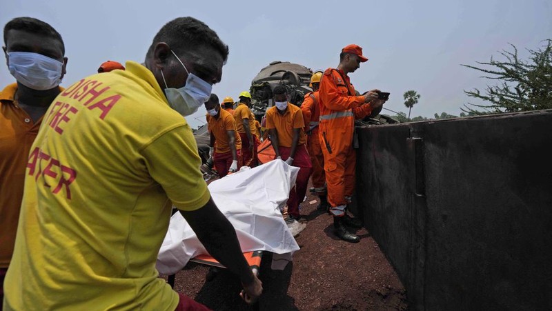 Korban tewas akibat kecelakaan kereta di India. (AP Photo/Rafiq Maqbool)