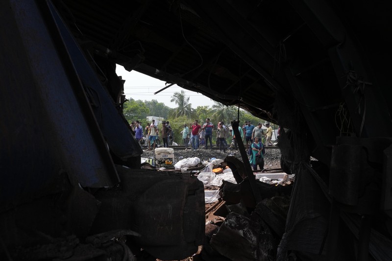Korban tewas akibat kecelakaan kereta di India. Korban tewas akibat kecelakaan kereta di India. (AP Photo/Rafiq Maqbool)