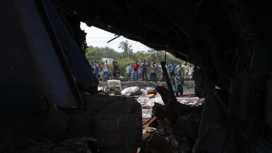 Korban tewas akibat kecelakaan kereta di India. (AP Photo/Rafiq Maqbool)