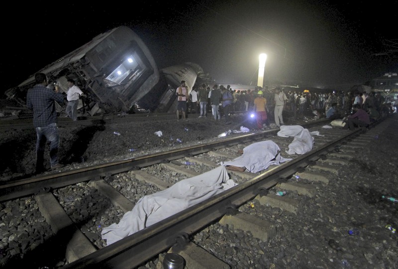 Korban tewas akibat kecelakaan kereta di India. (AP Photo/Rafiq Maqbool)