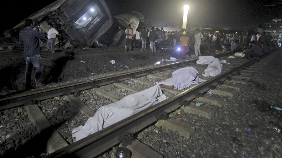 Korban tewas akibat kecelakaan kereta di India. (AP Photo/Rafiq Maqbool)