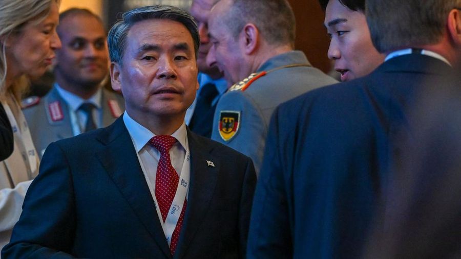 Mentyeri Pertahanan Korea Selatan, Lee Jong Sup. (ROSLAN RAHMAN/AFP via Getty Images)