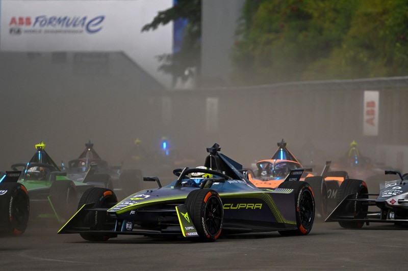 Pembalap Jerman Pascal Wehrlein menjadi juara Race pertama i seri ke-10 balapan Formula E di Jakarta International e-Prix Circuit di Jakarta, Sabtu (3/6/2023). (BAY ISMOYO/AFP via Getty Images)