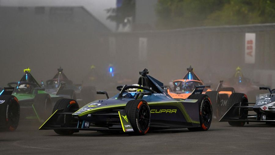 Pembalap Jerman Pascal Wehrlein menjadi juara Race pertama i seri ke-10 balapan Formula E di Jakarta International e-Prix Circuit di Jakarta, Sabtu (3/6/2023). (BAY ISMOYO/AFP via Getty Images)