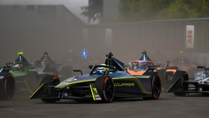 Pembalap Jerman Pascal Wehrlein menjadi juara Race pertama i seri ke-10 balapan Formula E di Jakarta International e-Prix Circuit di Jakarta, Sabtu (3/6/2023). (BAY ISMOYO/AFP via Getty Images)