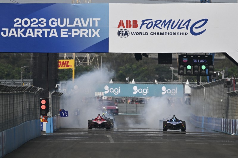 Pembalap Jerman Pascal Wehrlein menjadi juara Race pertama i seri ke-10 balapan Formula E di Jakarta International e-Prix Circuit di Jakarta, Sabtu (3/6/2023). Pembalap Jerman Pascal Wehrlein menjadi juara Race pertama i seri ke-10 balapan Formula E di Jakarta International e-Prix Circuit di Jakarta, Sabtu (3/6/2023). (BAY ISMOYO/AFP via Getty Images)