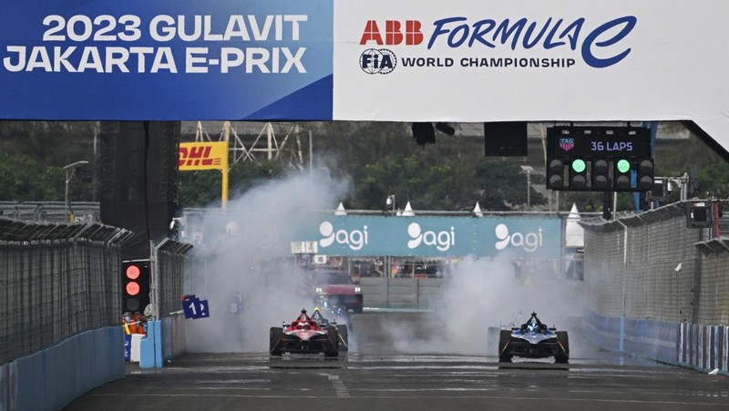 Pembalap Jerman Pascal Wehrlein menjadi juara Race pertama i seri ke-10 balapan Formula E di Jakarta International e-Prix Circuit di Jakarta, Sabtu (3/6/2023). (BAY ISMOYO/AFP via Getty Images)