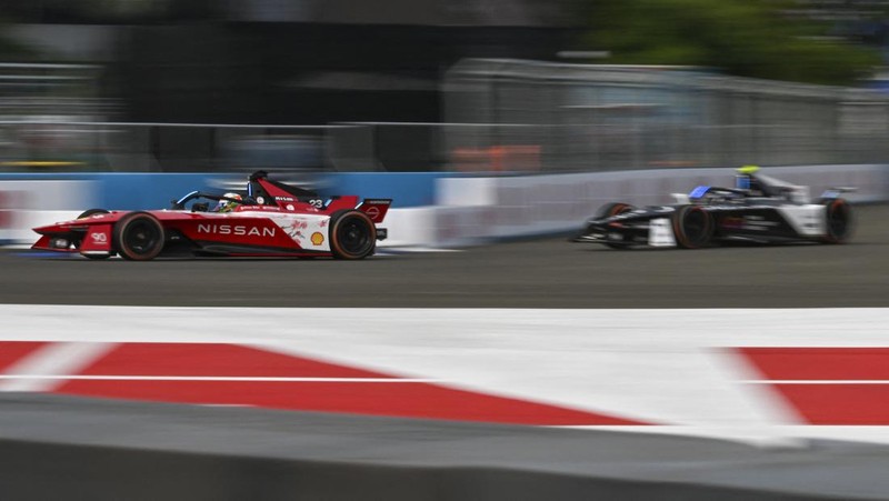 Pembalap Jerman Pascal Wehrlein menjadi juara Race pertama i seri ke-10 balapan Formula E di Jakarta International e-Prix Circuit di Jakarta, Sabtu (3/6/2023). (BAY ISMOYO/AFP via Getty Images)