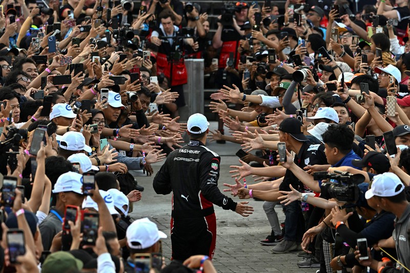 Pembalap Jerman Pascal Wehrlein menjadi juara Race pertama i seri ke-10 balapan Formula E di Jakarta International e-Prix Circuit di Jakarta, Sabtu (3/6/2023). Pembalap Jerman Pascal Wehrlein menjadi juara Race pertama i seri ke-10 balapan Formula E di Jakarta International e-Prix Circuit di Jakarta, Sabtu (3/6/2023). (BAY ISMOYO/AFP via Getty Images)