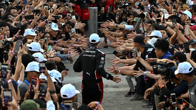 Pembalap Jerman Pascal Wehrlein menjadi juara Race pertama i seri ke-10 balapan Formula E di Jakarta International e-Prix Circuit di Jakarta, Sabtu (3/6/2023). (BAY ISMOYO/AFP via Getty Images)