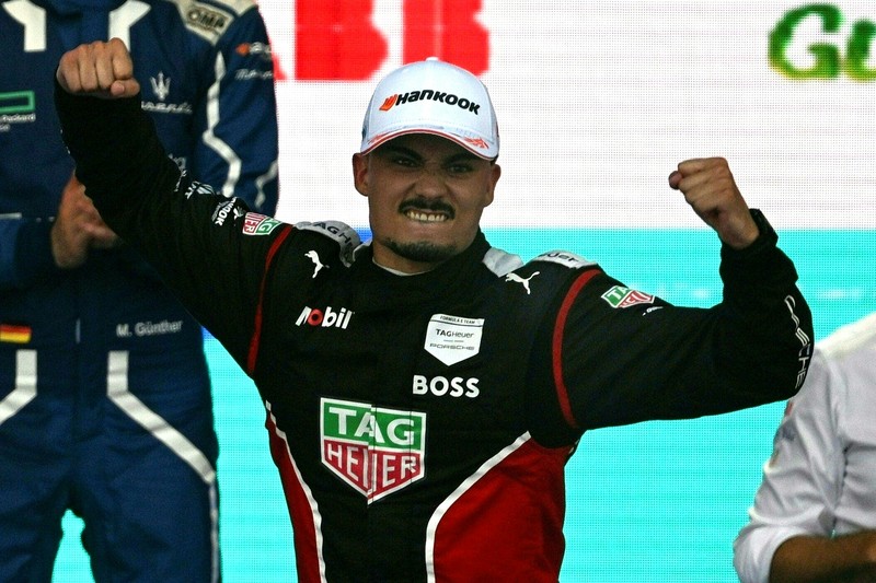 Pembalap Jerman Pascal Wehrlein menjadi juara Race pertama i seri ke-10 balapan Formula E di Jakarta International e-Prix Circuit di Jakarta, Sabtu (3/6/2023). (BAY ISMOYO/AFP via Getty Images)