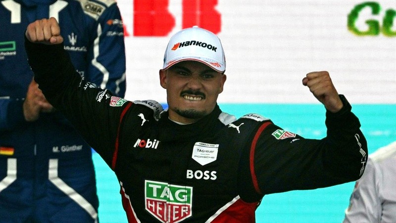 Pembalap Jerman Pascal Wehrlein menjadi juara Race pertama i seri ke-10 balapan Formula E di Jakarta International e-Prix Circuit di Jakarta, Sabtu (3/6/2023). (BAY ISMOYO/AFP via Getty Images)