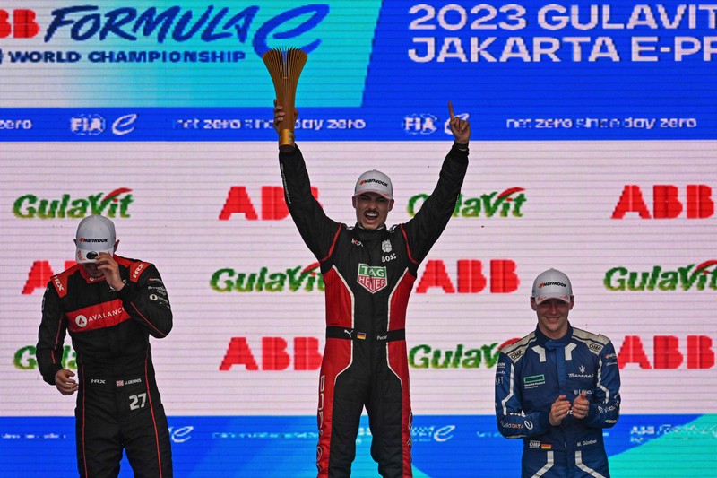 Pembalap Jerman Pascal Wehrlein menjadi juara Race pertama i seri ke-10 balapan Formula E di Jakarta International e-Prix Circuit di Jakarta, Sabtu (3/6/2023). Pembalap Jerman Pascal Wehrlein menjadi juara Race pertama i seri ke-10 balapan Formula E di Jakarta International e-Prix Circuit di Jakarta, Sabtu (3/6/2023). (BAY ISMOYO/AFP via Getty Images)