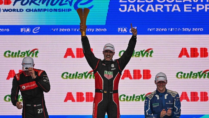 Pembalap Jerman Pascal Wehrlein menjadi juara Race pertama i seri ke-10 balapan Formula E di Jakarta International e-Prix Circuit di Jakarta, Sabtu (3/6/2023). (BAY ISMOYO/AFP via Getty Images)
