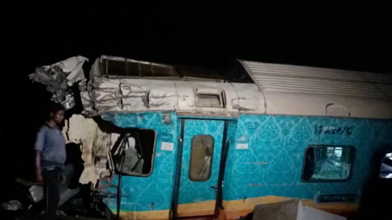 Suasana usai terjadi kecelakaan kereta yang tergelincir di distrik Balasore,India. (Press Trust of India via AP))