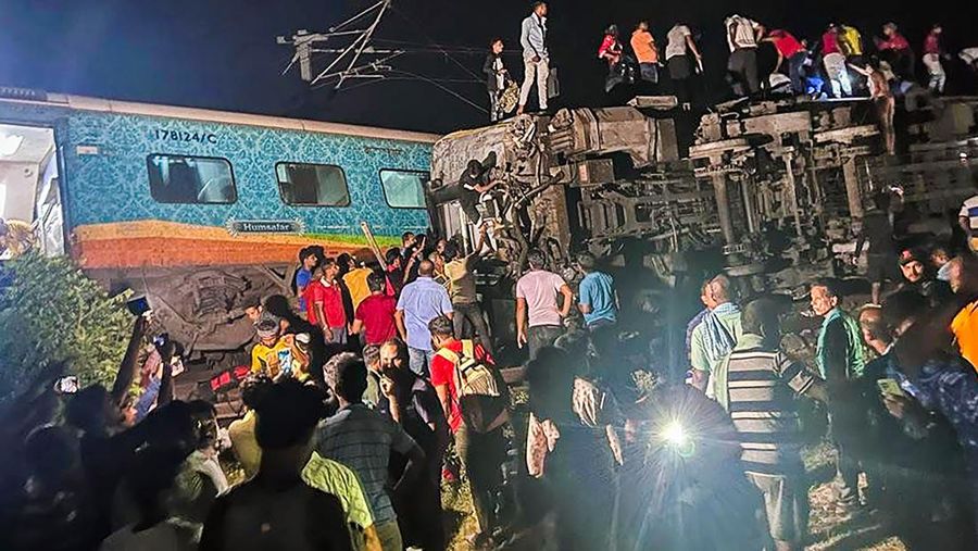 Suasana usai terjadi kecelakaan kereta yang tergelincir di distrik Balasore,India. (Press Trust of India via AP))