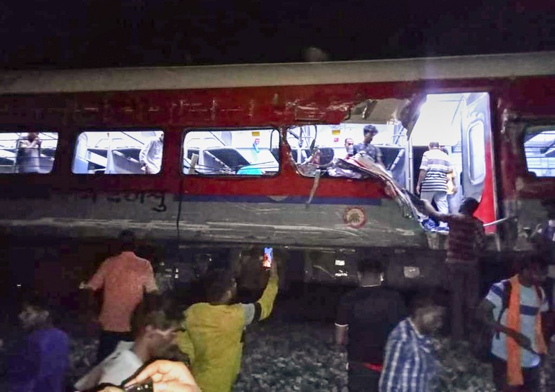 Suasana usai terjadi kecelakaan kereta yang tergelincir di distrik Balasore,India. (Press Trust of India via AP)) Suasana usai terjadi kecelakaan kereta yang tergelincir di distrik Balasore,India. (Press Trust of India via AP))