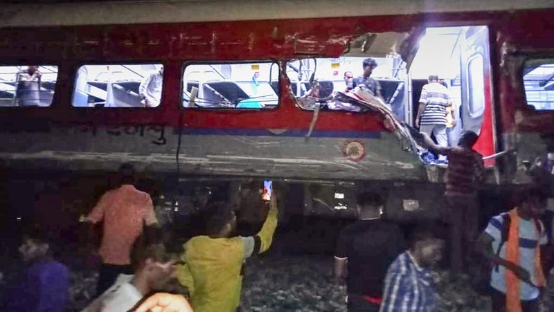 Suasana usai terjadi kecelakaan kereta yang tergelincir di distrik Balasore,India. (Press Trust of India via AP))